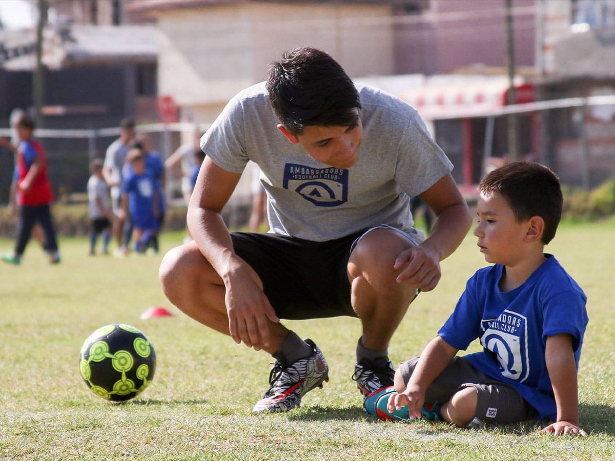 Entrenador del campamento de AF con un jugador joven