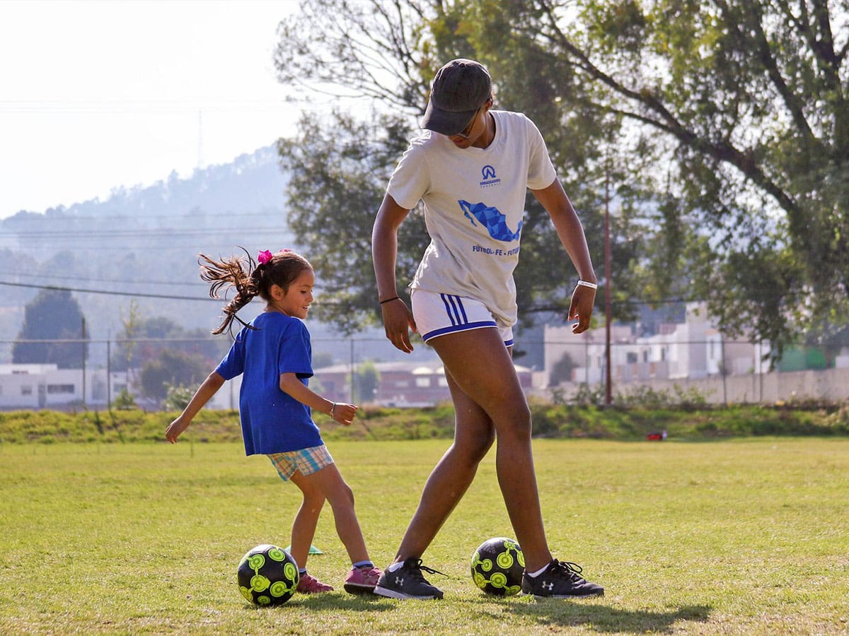 junges Mädchen spielt Fußball mit einem Mädchen