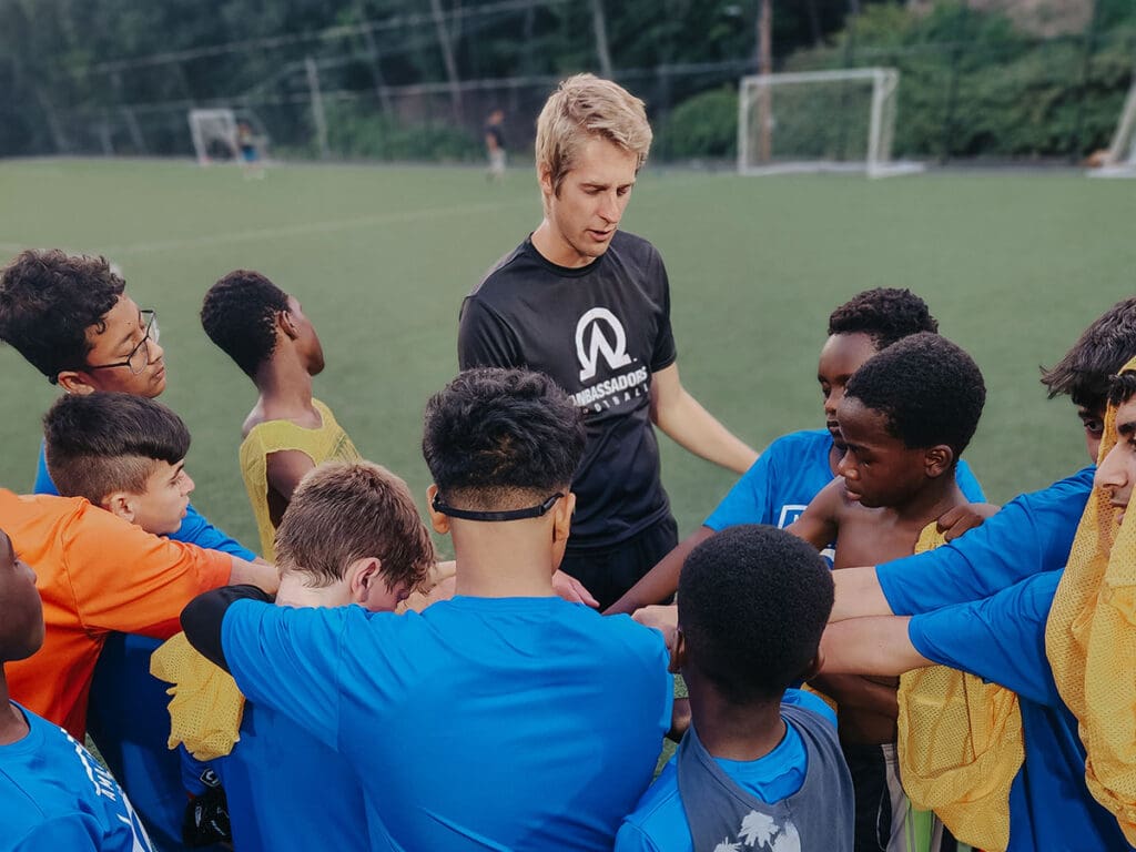 Der AFC-Trainer betet während einer Teambesprechung.
