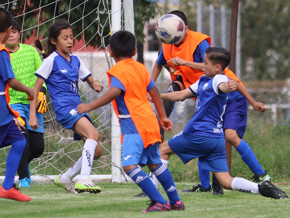 Partido de fútbol comunitario en México