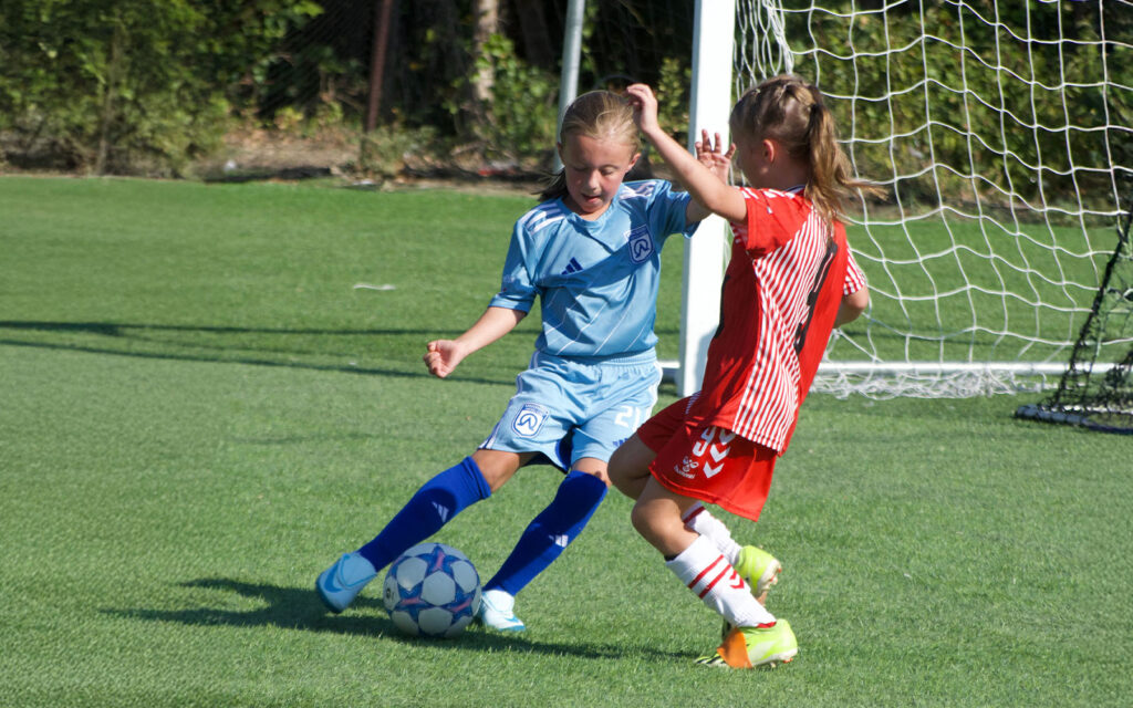 Mädchen spielen Fußball für AFC Dallas