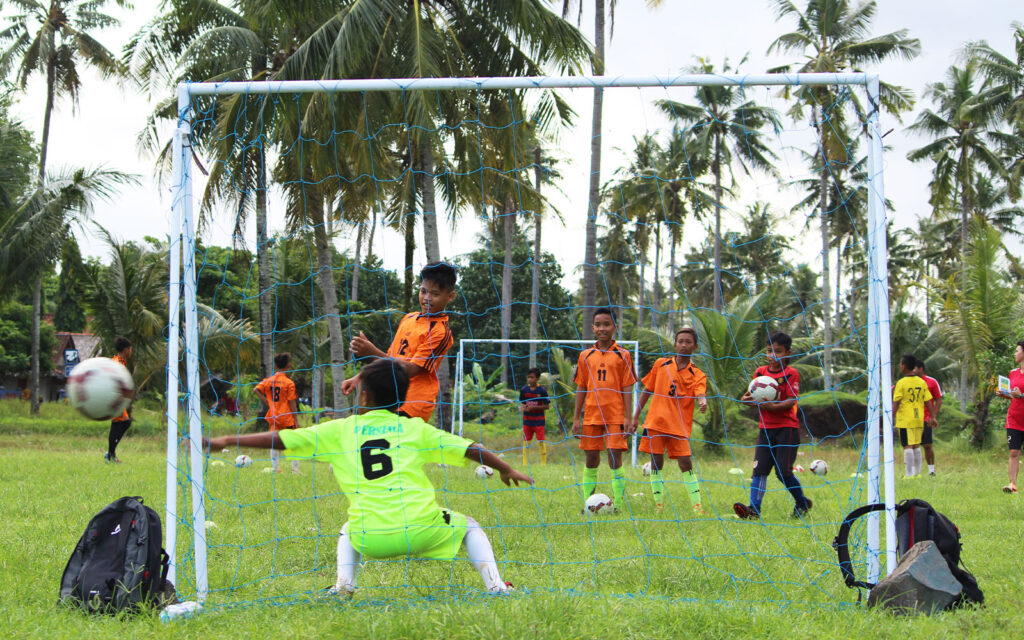 Niños jugando al fútbol en Asia